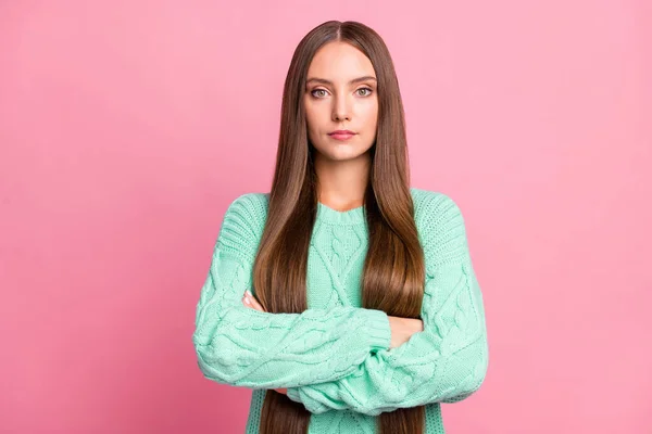 Retrato de boa aparência jovem senhora cruzado braços desgaste turquesa pulôver isolado no fundo cor-de-rosa — Fotografia de Stock