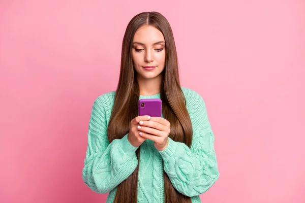 Фото чарівної людини пишуть нові соціальні медіа пост одягаються сльозогінний светр ізольовані на пастельному рожевому фоні — стокове фото