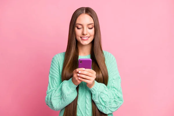Portret van charmante persoon schrijven commentaar houden apparaat teal trui outfit geïsoleerd op roze kleur achtergrond — Stockfoto
