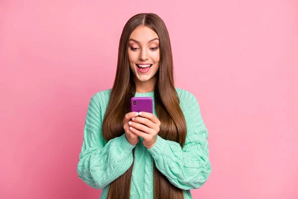 Фотографія привабливої молодої леді, що друкує блог пост вразив носіння бірюзового пуловеру ізольовано на рожевому кольоровому фоні — стокове фото