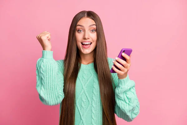 Foto van charmante vrolijke dame vuist omhoog won loterij turquoise trui geïsoleerd op roze kleur achtergrond — Stockfoto