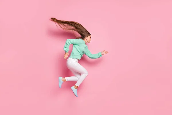 Perfil de cuerpo completo retrato de enérgico agradable señora correr salto pelo volar jersey de color turquesa aislado sobre fondo de color rosa — Foto de Stock