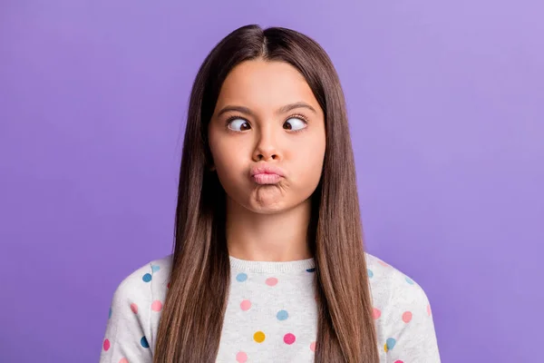 Foto retrato de menina boba sorrindo olhando para o nariz bebendo isolado no fundo colorido violeta vívido — Fotografia de Stock