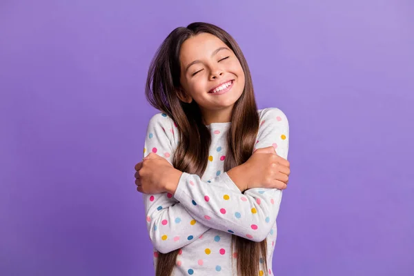 Foto retrato de criança feliz abraçando-se com os olhos fechados isolados em fundo colorido violeta vívido — Fotografia de Stock
