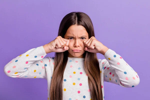 Foto retrato de choro menina esfregando lágrimas com as mãos isoladas no fundo colorido roxo brilhante — Fotografia de Stock