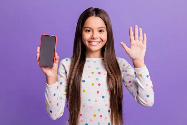 Foto retrato de chica morena mostrando la mano cinco dedos sosteniendo el teléfono con copyspace aislado sobre fondo de color púrpura brillante —  Fotos de Stock