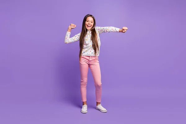 Longitud completa cuerpo tamaño foto colegiala sonriendo felizmente bailando con ropa casual riendo aislado en brillante color violeta fondo —  Fotos de Stock