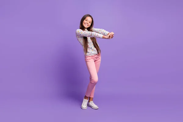 Longitud completa cuerpo tamaño foto colegiala con el pelo largo bailando en fin de semana sonriendo aislado sobre fondo de color púrpura brillante —  Fotos de Stock