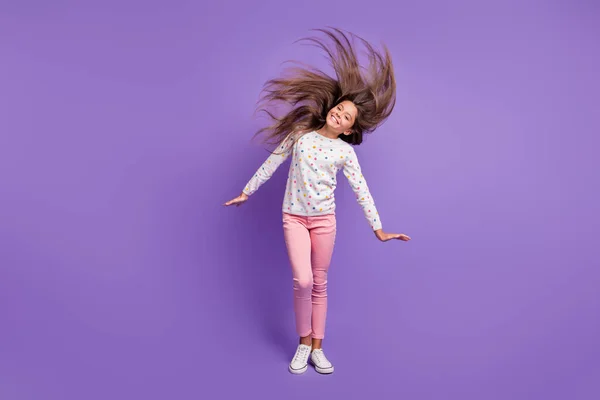 Повна довжина тіла фото школярка з довгим волоссям кидає в повітря танцюючий сміх ізольовано на яскравому фіолетовому кольоровому фоні — стокове фото