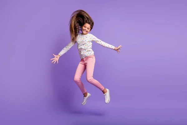 Plná délka tělo velikost fotografie hravý nedbalý smích skákání házení dlouhé vlasy izolované na živé fialové barvy pozadí — Stock fotografie