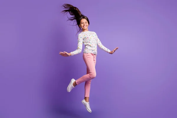 Longitud completa tamaño del cuerpo foto despreocupado alegre saltar alta colegiala divertida aislado sobre fondo de color violeta vivo —  Fotos de Stock