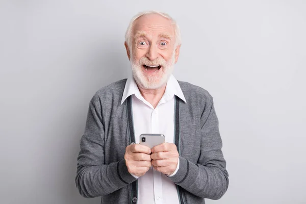 Portrait de vieux cheveux blancs hourra homme tenir téléphone porter pull foncé isolé sur fond gris — Photo