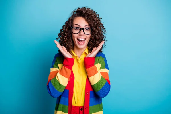 Retrato de chica de pelo ondulado alegre bastante afortunada gran reacción de la noticia riendo aislado sobre fondo de color azul brillante — Foto de Stock