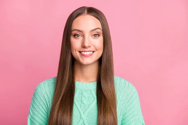 Foto de atractiva mujer joven alegre buen humor sonrisa desgaste suéter invierno aislado sobre fondo de color rosa — Foto de Stock