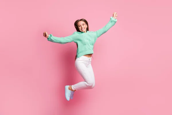 Full-Size-Porträt von charmanten zufriedenen Person springen Fäuste nach oben tragen Krickenten Pullover isoliert auf rosa Hintergrund — Stockfoto