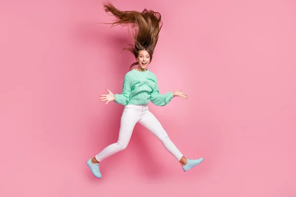 Lunghezza completa foto di fresco spensierato persona capelli volare su palme bocca aperta isolato su sfondo di colore rosa — Foto Stock