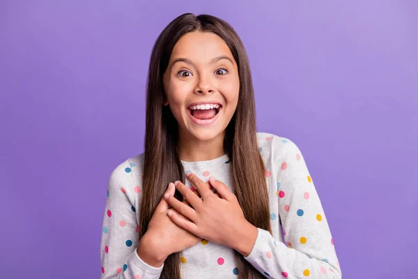 Foto retrato de menina rindo tocando no peito com as mãos isoladas no fundo colorido violeta vívido — Fotografia de Stock