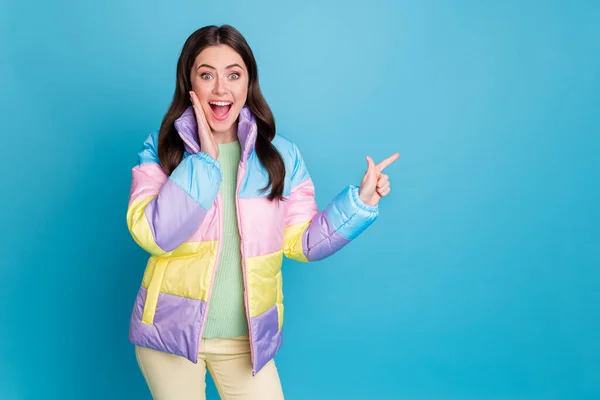 若い女の子の写真驚きポイント指空のスペース販売割引アドバイス選択広告隔離上の青の色の背景 — ストック写真