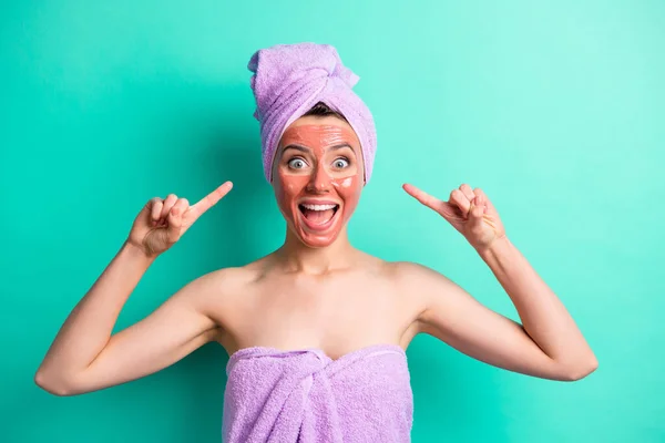 Photo attrayant impressionné dame résultat inattendu doigts directs tête serviette violette isolé sur fond de couleur turquoise — Photo