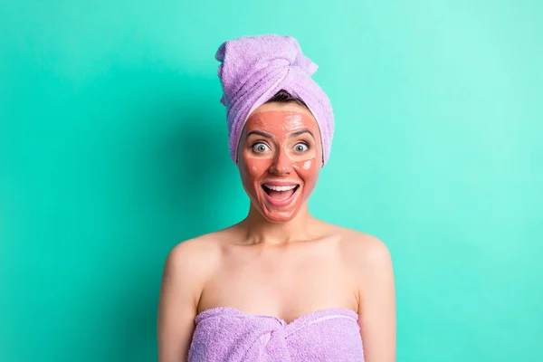 Фото очаровательной забавной леди впечатлен открытым ртом фиолетовое полотенце изолированы на бирюзовом фоне цвета — стоковое фото
