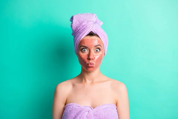 Πορτρέτο της ελκυστικής κορίτσι πρόσωπο φιλί χείλη μάσκα προσώπου μωβ πετσέτα απομονώνονται σε teal φόντο χρώμα — Φωτογραφία Αρχείου
