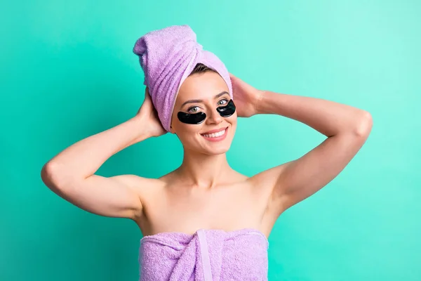 Foto von Mädchen Flecken unter den Augen Hand Kopf weißes Lächeln tragen violette Handtuch Turban isoliert türkisfarbenen Hintergrund — Stockfoto