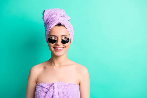 Φωτογραφία από υγιή νεαρά μπαλώματα κορίτσι κάτω από τα μάτια φαίνονται κενό χώρο φορούν μωβ πετσέτα τουρμπάνι απομονωμένο φόντο teal χρώμα — Φωτογραφία Αρχείου