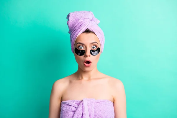 Foto de remendos menina muito chocado sob os olhos boca aberta desgaste roxo toalha turbante isolado turquesa cor fundo — Fotografia de Stock