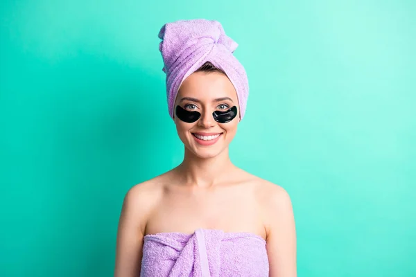 Φωτογραφία από όμορφη ηρεμία κορίτσι μπαλώματα κάτω από τα μάτια λαμπερό χαμόγελο φορούν βιολετί πετσέτα τουρμπάνι απομονωμένο τυρκουάζ φόντο χρώμα — Φωτογραφία Αρχείου
