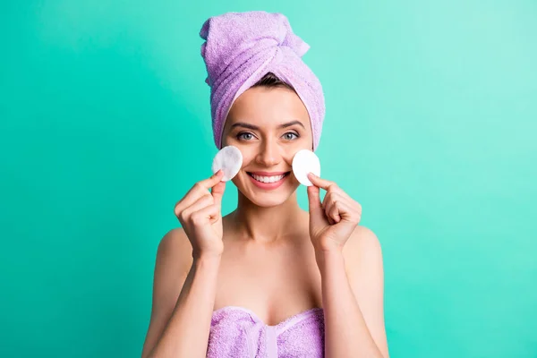 Foto di bella ragazza tenere due disco di spugna sorriso dentato indossare viola asciugamano turbante isolato colore verde acqua sfondo — Foto Stock