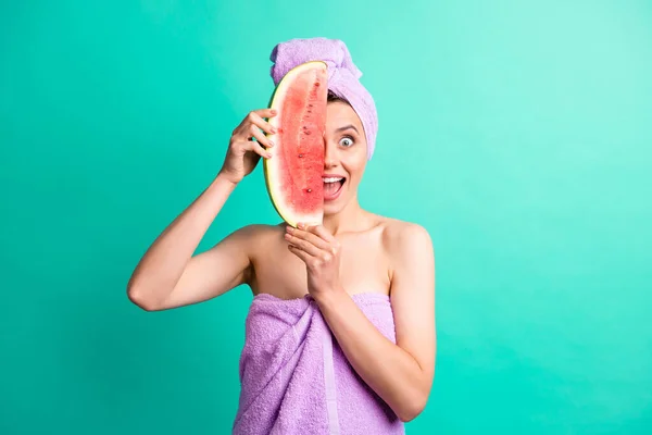 Фото фанк милої дівчини шматочок кавуна ховати половину обличчя носити фіолетовий рушник турбан ізольований бірюзовий колір фону — стокове фото