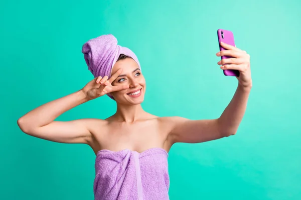Foto von attraktiven Dame halten Telefon macht Selfie zeigt V-Zeichen in der Nähe Augen tragen Turban isoliert Krickente Farbe Hintergrund — Stockfoto