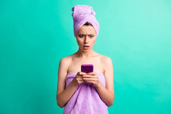 Φωτογραφία από κατάπληκτος νεαρή κυρία πρωινό ντους κρατήσει τηλέφωνο αργά ημερομηνία φορούν βιολετί πετσέτες απομονωμένο φόντο teal χρώμα — Φωτογραφία Αρχείου