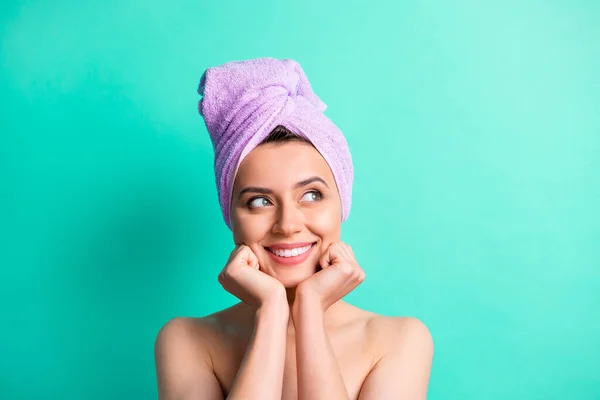 Φωτογραφία της γοητευτικής κυρίας ματιά κενό χώρο απολαμβάνουν spa διαδικασίες φορούν μωβ πετσέτα τουρμπάνι απομονωμένο φόντο teal χρώμα — Φωτογραφία Αρχείου
