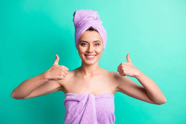 Foto de encantadora senhora levantar os dedos do polegar braços para cima aprovar boa qualidade de desgaste toalhas violetas isolado fundo cor teal — Fotografia de Stock