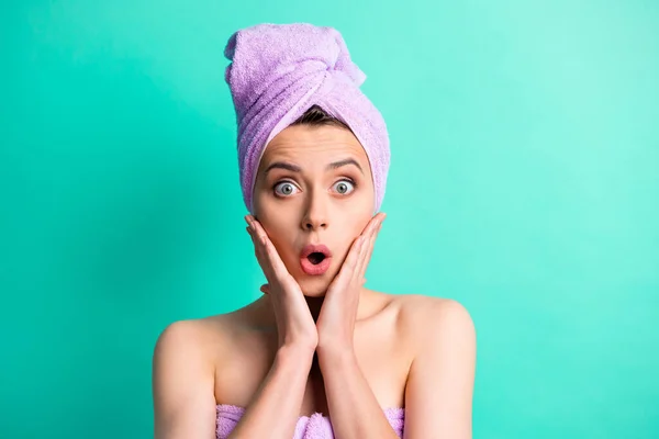 Photo portrait femme choquée turban sur la tête faisant des procédures d'hygiène touchant pommettes isolé fond de couleur vive sarcelle — Photo