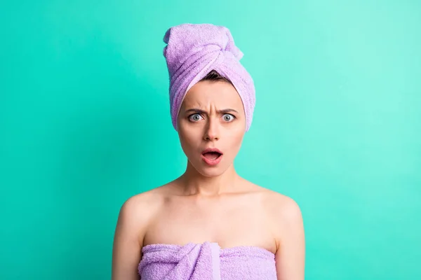 Photo portrait femme irritée turban sur la tête après la douche regardant en colère bouche ouverte isolé lumineux fond de couleur sarcelle — Photo