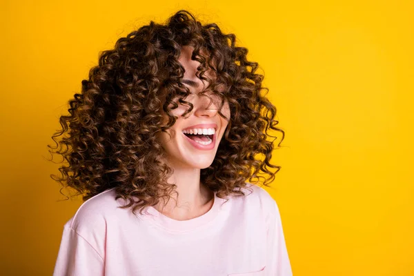 Foto ritratto di ragazza con acconciatura riccia indossare t-shirt ridere con gli occhi chiusi isolati su sfondo di colore giallo brillante — Foto Stock