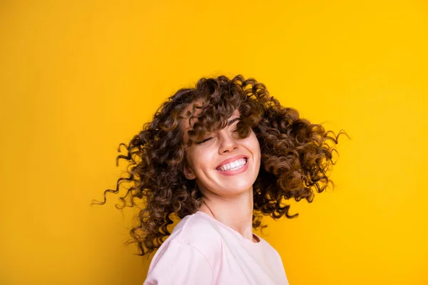 Foto retrato de menina acenando cabelo encaracolado isolado no fundo colorido amarelo vívido — Fotografia de Stock