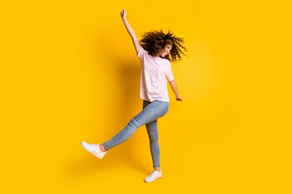 Foto portret volledige lengte van meisje dansen schoppen staande op een been geïsoleerd op levendige geel gekleurde achtergrond — Stockfoto