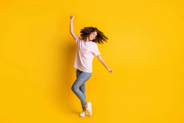 Fénykép portré teljes hossza nő tánc elszigetelt élénk sárga színű háttér — Stock Fotó