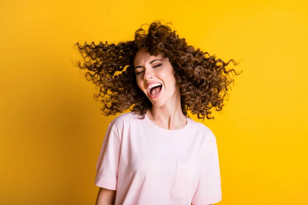 선명 한 노란색 배경에 만발 한, 흐르는 머리카락을 가진 웃는 소녀의 사진 — 스톡 사진