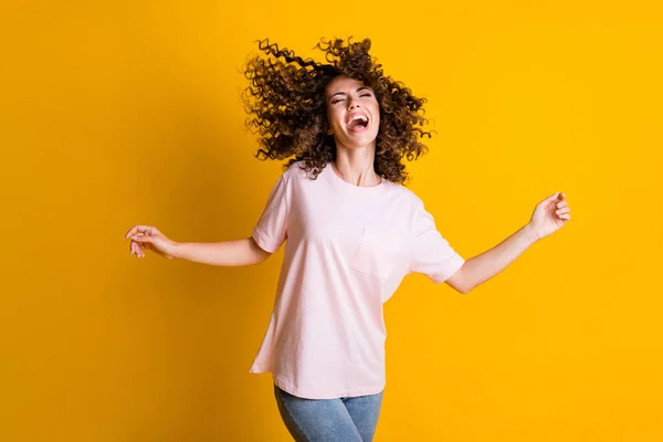 Foto-Porträt von coolen Mädchen werfen Haare isoliert auf lebendigen gelben Hintergrund — Stockfoto