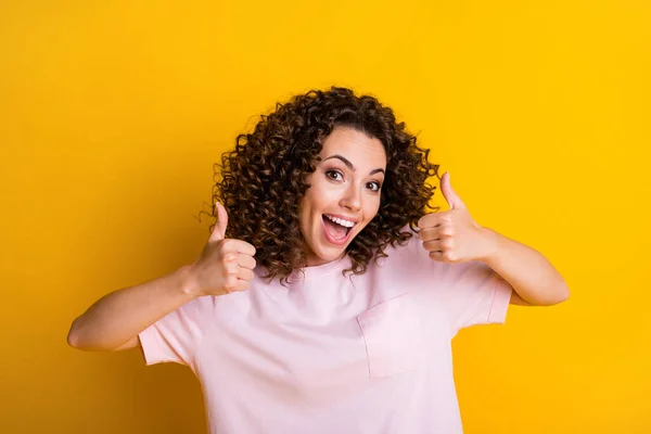 Foto retrato de mulher feliz mostrando dois polegares para cima isolado em fundo colorido amarelo vívido — Fotografia de Stock