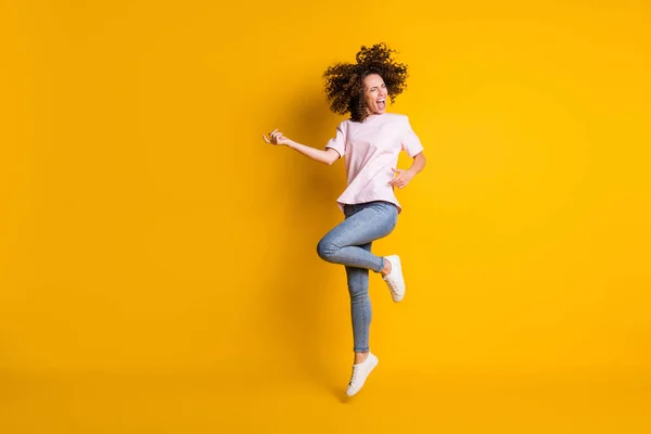 Foto portret volledig lichaam uitzicht op vrouw spelen op lucht gitaar springen omhoog geïsoleerd op levendige geel gekleurde achtergrond — Stockfoto