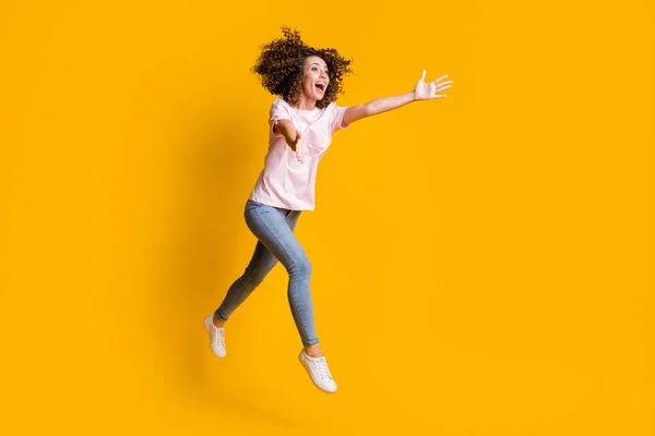 Foto porträtt helkroppsbild av kvinna fånga kör hoppa upp isolerad på levande gul färgad bakgrund — Stockfoto