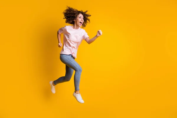 Φωτογραφία πορτρέτο πλήρη θέα του σώματος ουρλιάζοντας γυναίκα άλμα μέχρι τρέξιμο απομονωμένη σε ζωηρό κίτρινο φόντο — Φωτογραφία Αρχείου