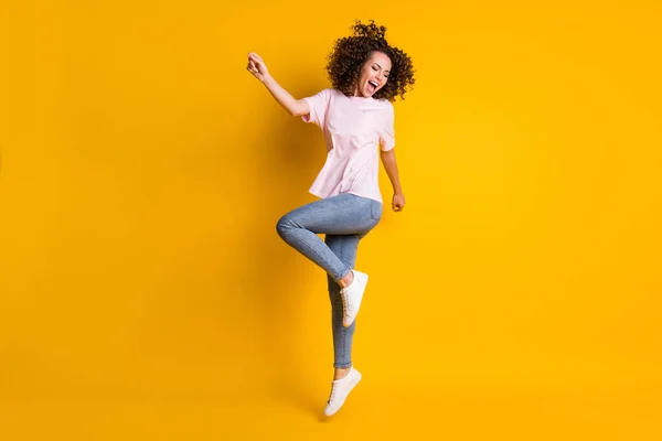 Foto retrato vista de corpo inteiro da menina pulando em uma perna gritando isolado no fundo colorido amarelo vívido — Fotografia de Stock