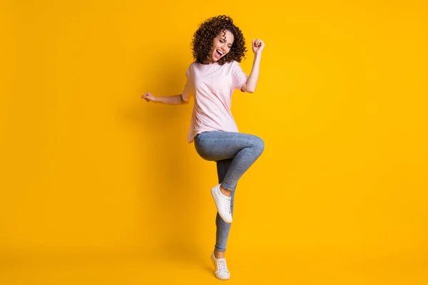 Фотопортрет повний вигляд тіла весела дівчина танцює стоячи на одній нозі ізольовано на яскраво-жовтому фоні — стокове фото