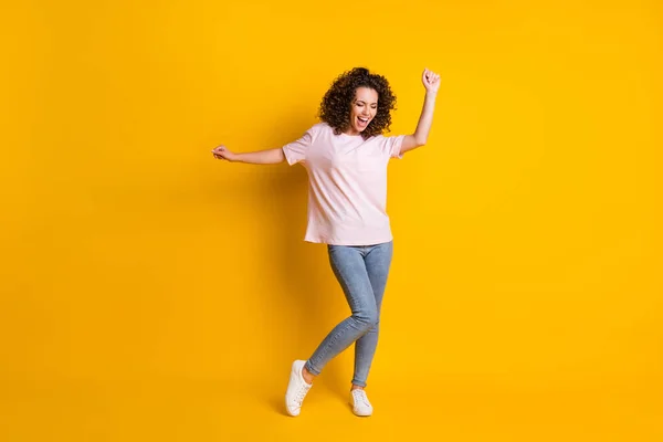 Fényképezés portré teljes test kilátás boldog tánc nő elszigetelt élénk sárga színű háttér — Stock Fotó